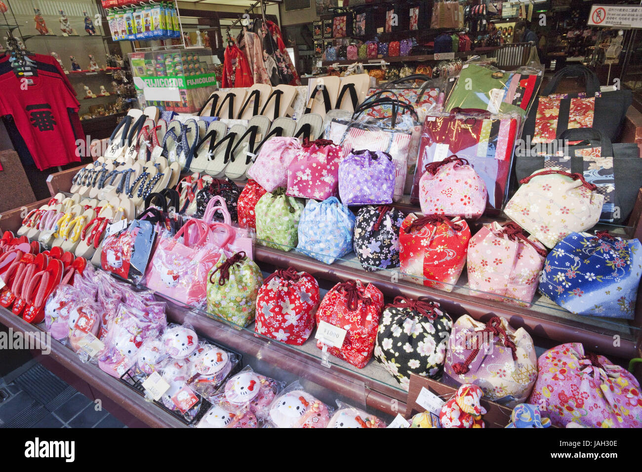 Japan, Kyoto, Higashiyama, Geschäfte, Souvenirs, traditionelle japanische Handtaschen und Sandalen "Getas", Stockfoto