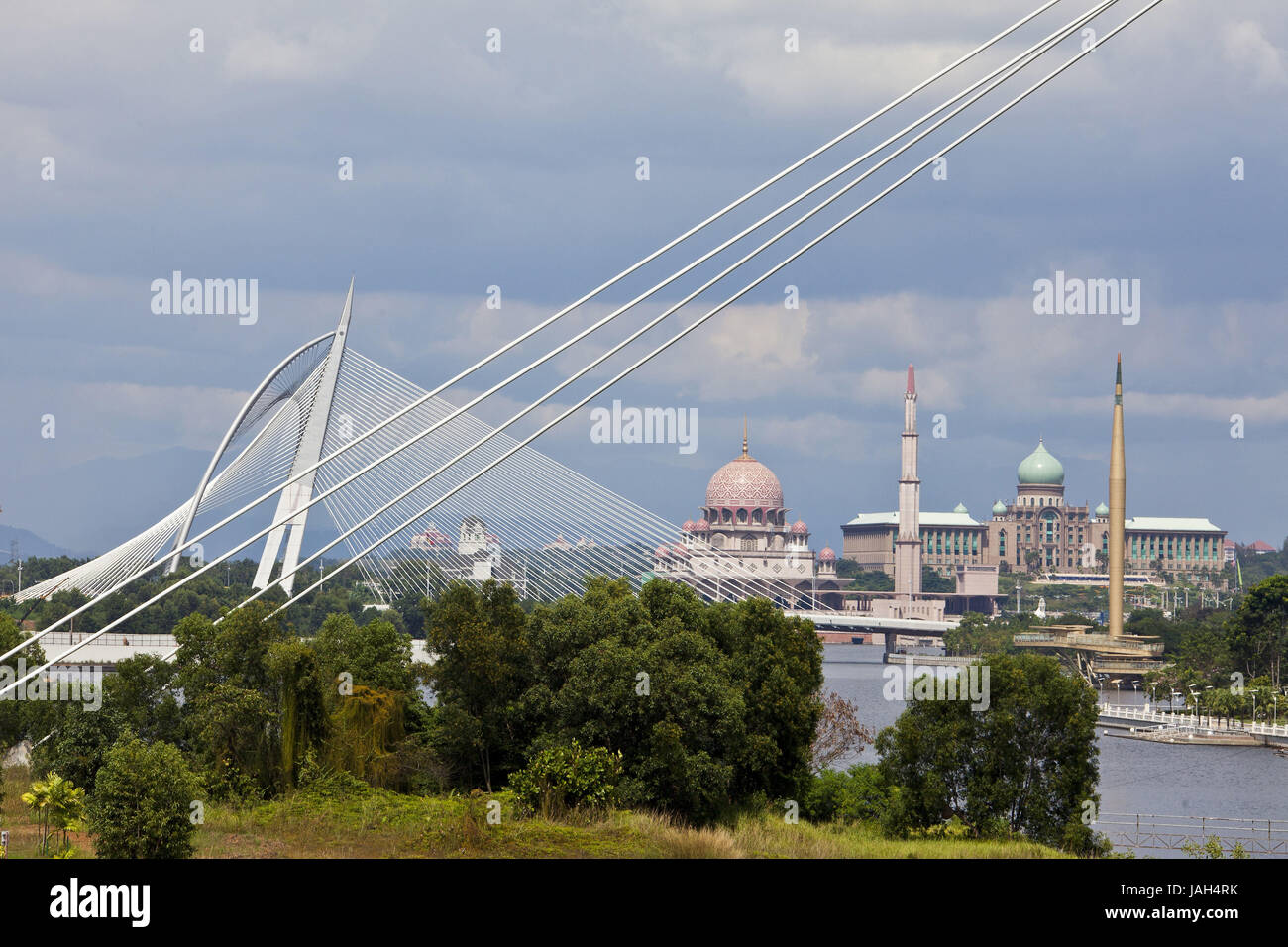 Putrajaya, Malaysia Seri Wawasan zu überbrücken, Putra Moschee und Bürogebäude des Ministerpräsidenten, Stockfoto