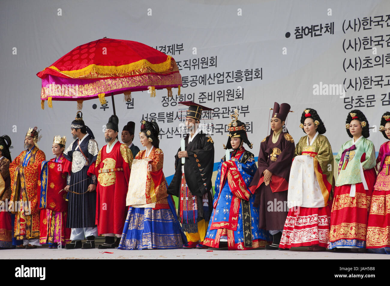 Korea, Seoul, Gruppe in traditionellen Kostümen, Stockfoto