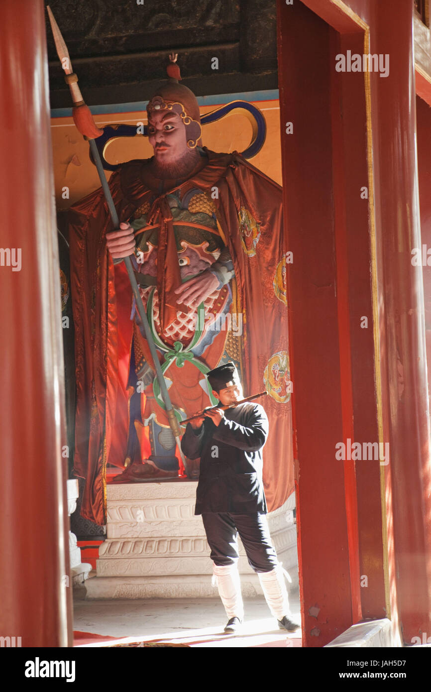 China, Peking, Dongyue Tempel, nationalen Traditionen Museum, Taoistischer Mönch spielt die Querflöte Stockfoto