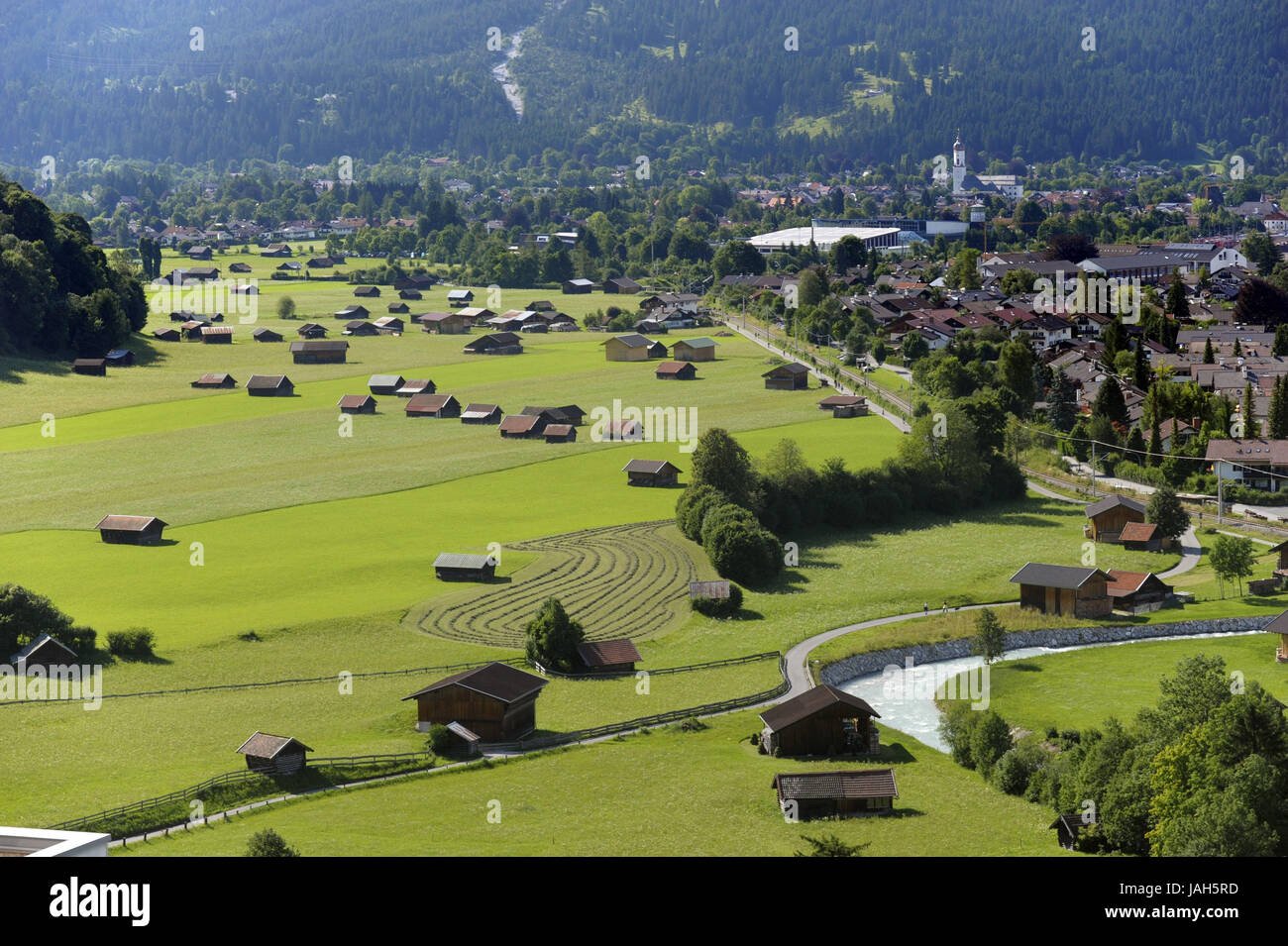 Garmisch-Partenkirchen, lokale Übersicht, Blick auf die Ski-Sprungschanze, Eisstadion und Wiesen, die von der Olympischen Anwendung betroffen sein werden, Stockfoto