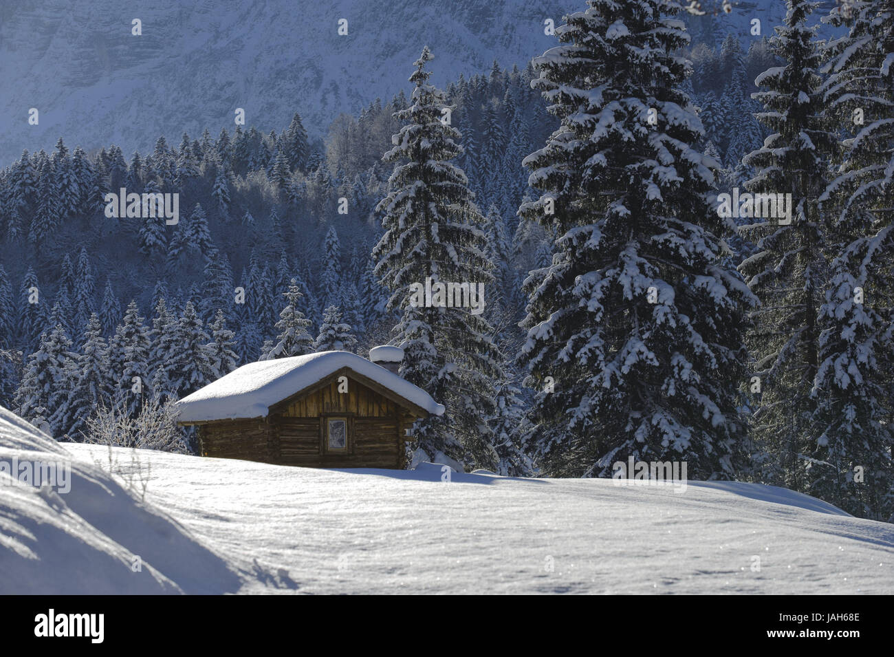 Verschneite Hütte im Wettersteingebirge, Oberbayern, Stockfoto