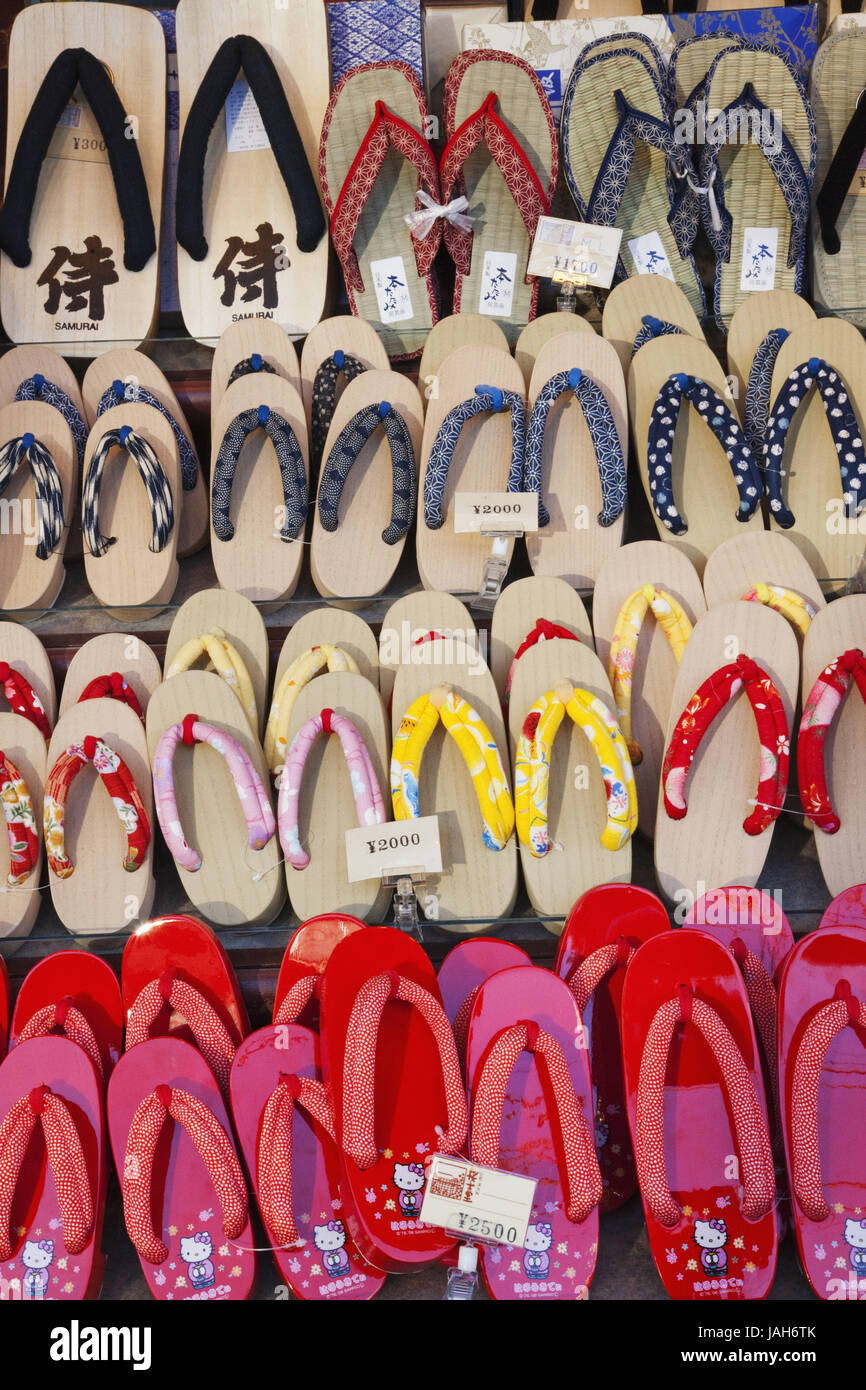 Japan, Kyoto, Higashiyama, Geschäfte, Souvenirs, traditionelle japanische Sandalen "Getas", Stockfoto