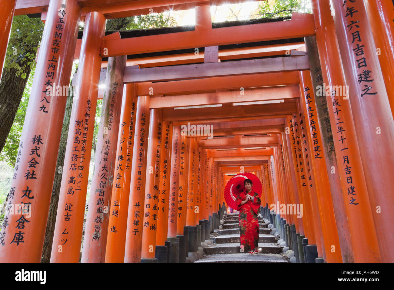 Japan, Kyoto, Fushimi Inari-Taisha Schrein, Frau, Treppen, Tore, Tunnel, rot, Stockfoto