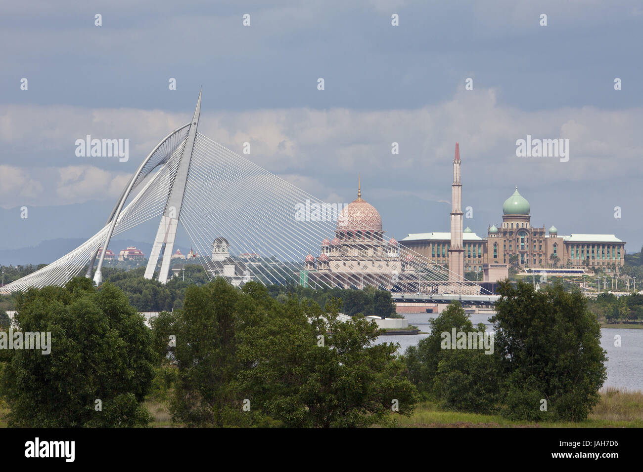 Putrajaya, Malaysia Seri Wawasan zu überbrücken, Putra Moschee und Bürogebäude des Ministerpräsidenten, Stockfoto