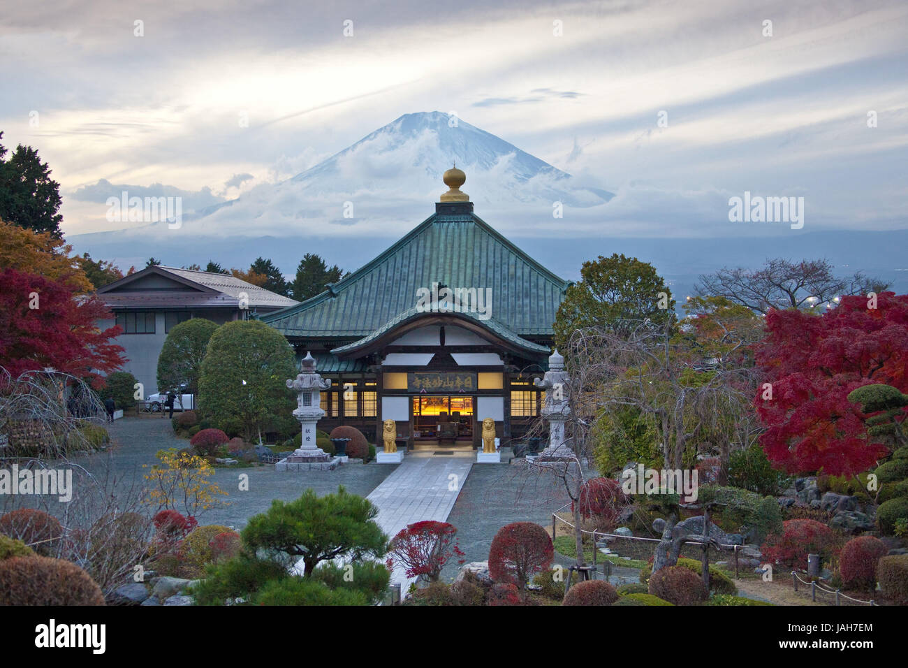 Japan, Gotemba, Tempel und Mount Fuji, Dämmerung, Stockfoto