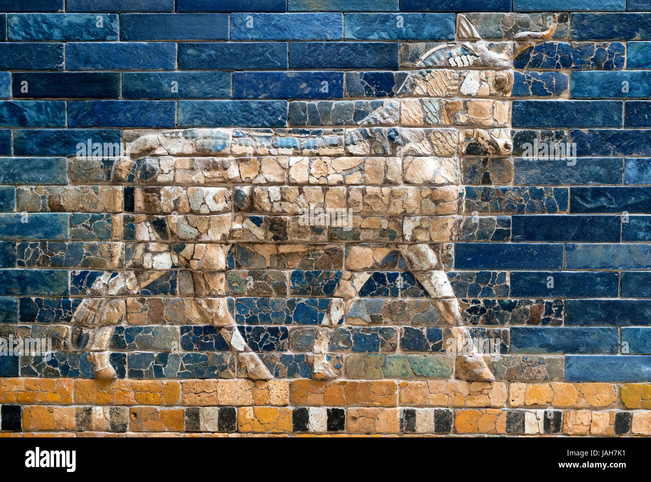 Bull-Mosaik aus farbig glasierten Ziegeln auf das babylonische Ischtar-Tor, c.604-562 v. Chr., Pergamon Museum, Berlin, Deutschland Stockfoto