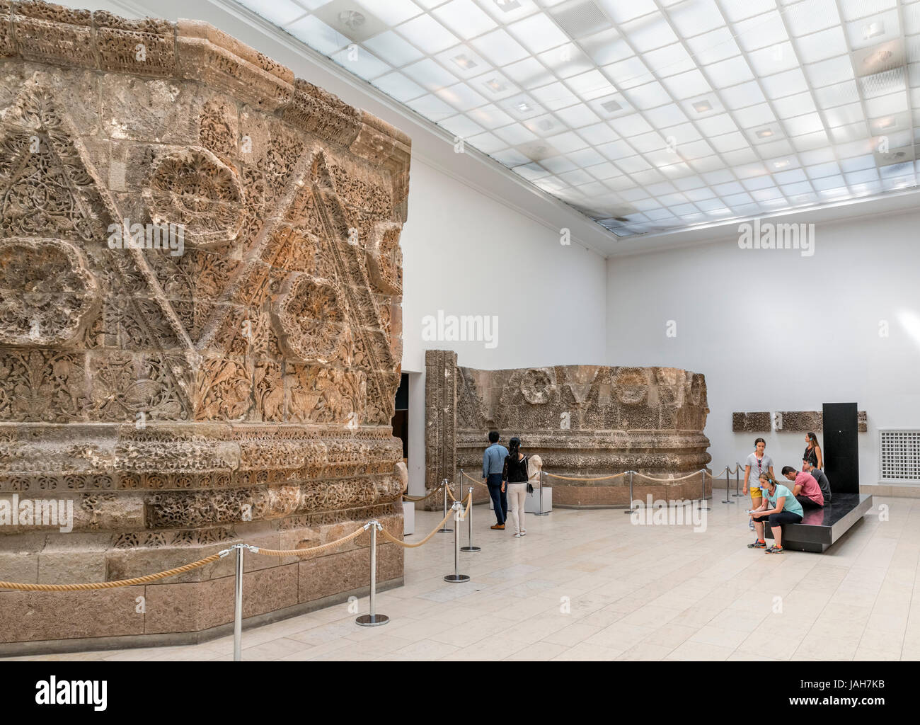 Die Mschatta-Fassade aus dem 8. Jahrhundert Palast von Mschatta in Jordanien, Pergamon Museum, Berlin, Deutschland Stockfoto