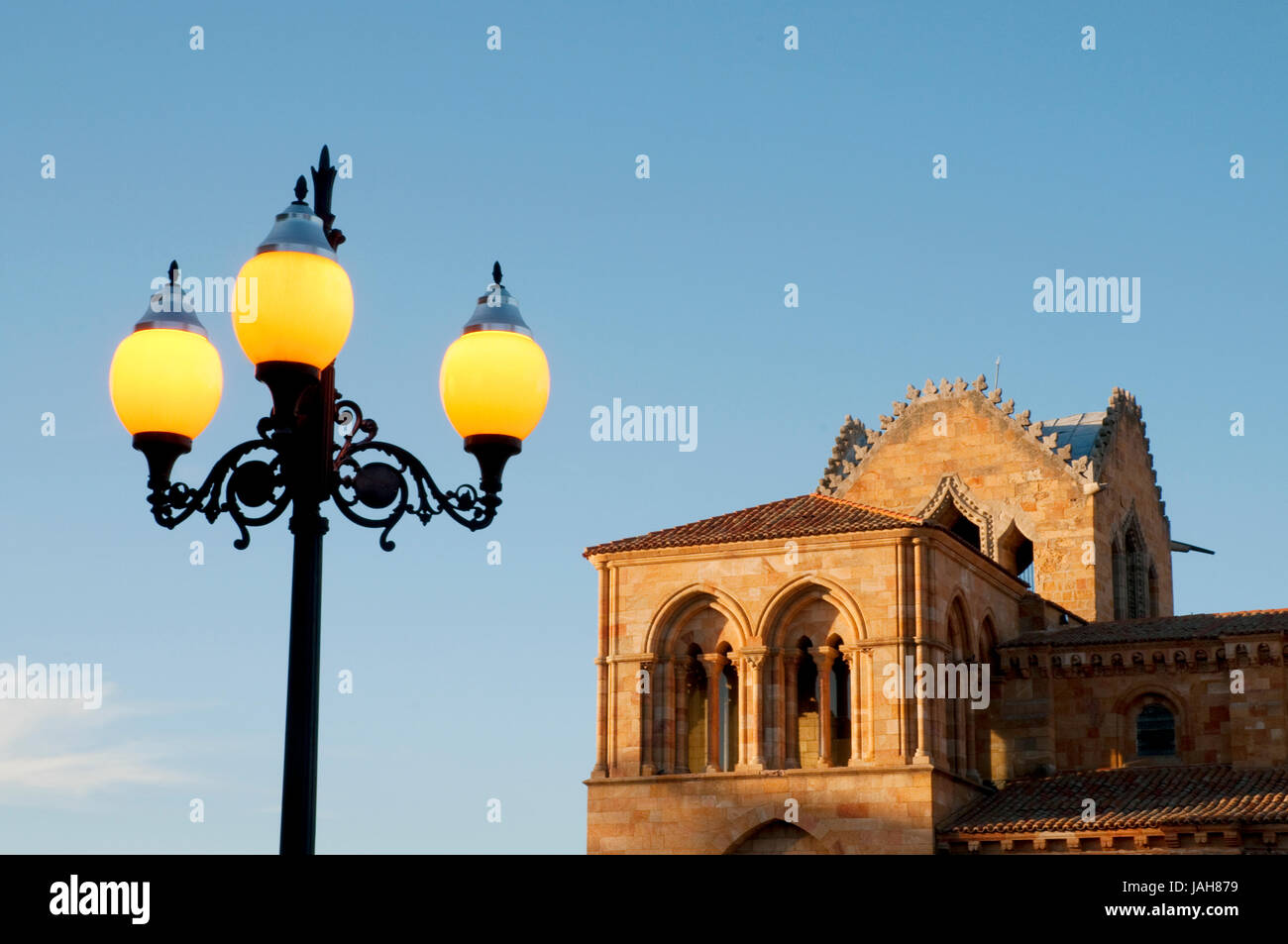 Basilika San Vicente und Straßenlaterne beleuchtet. Avila, Spanien. Stockfoto
