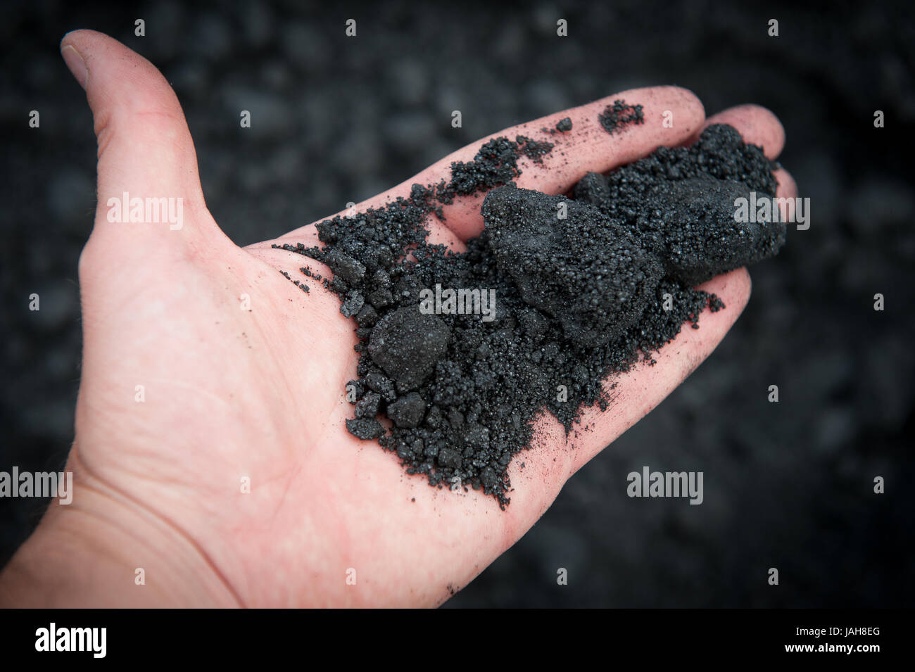 Petrolkoks ähnelt große Sandkörner und ist leicht klebrig anfühlen. Seine hohe Temperaturen und niedrigen Aschegehalt machen es attraktiv für das Brennen in kohlebefeuerten Kraftwerken, aber es ist reich an Schwefel, so aktuelle nordamerikanischen Abgasnormen einhalten, irgendeine Form von Schwefel Erfassung ist erforderlich. Stockfoto