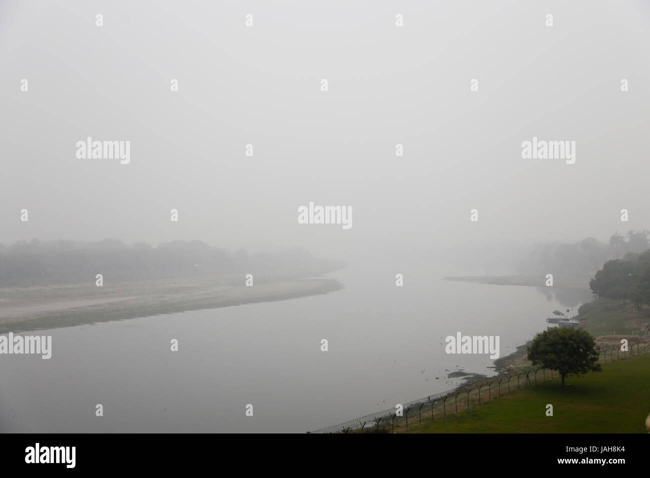 Yamuna Fluß hinter dem Mausoleum des Taj Mahal, Agra, Bundesstaat Uttar Pradesh, Indien Stockfoto