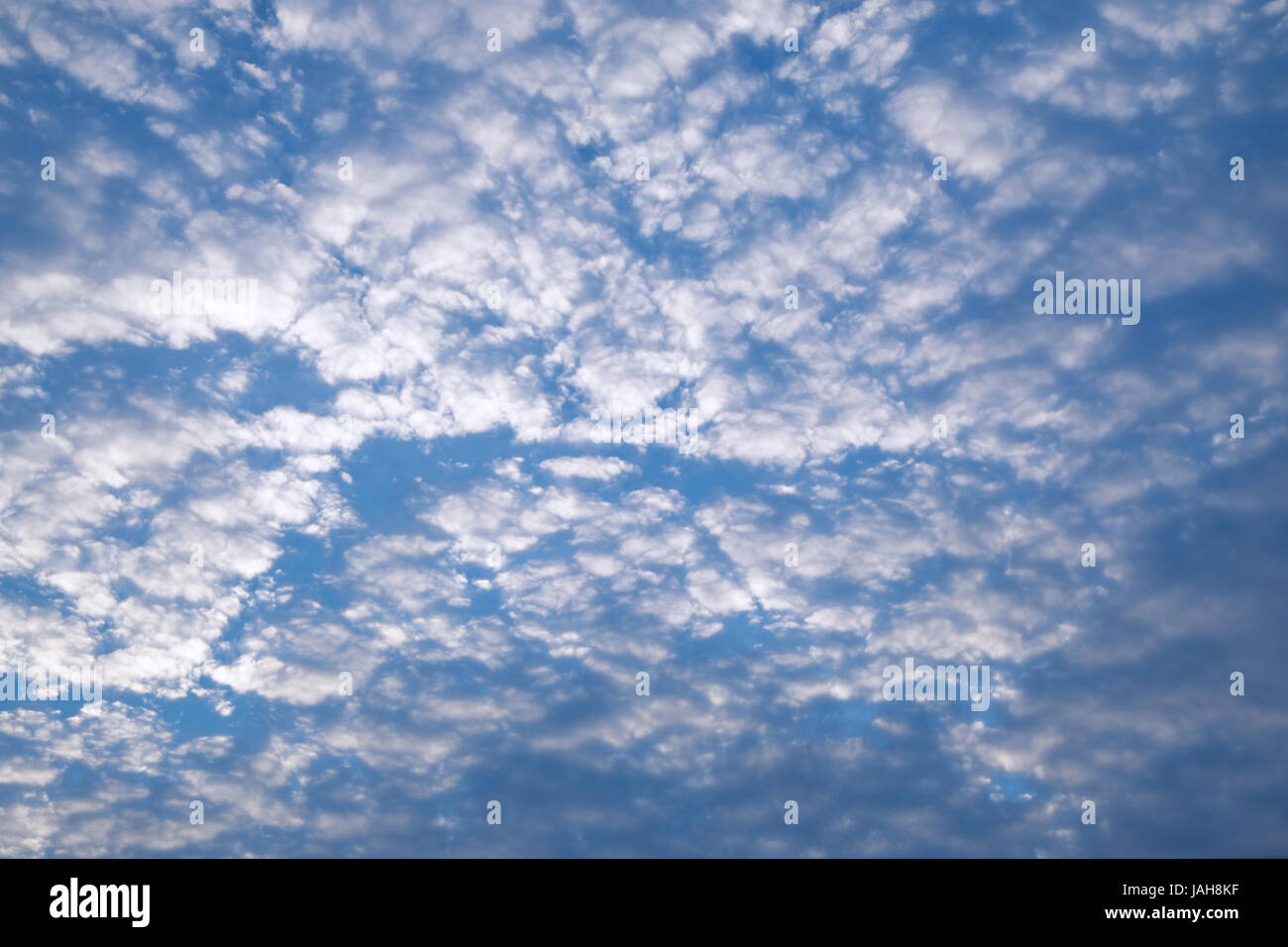 Blauer Himmel und Wolkengebilde, selektiven Fokus. Stockfoto