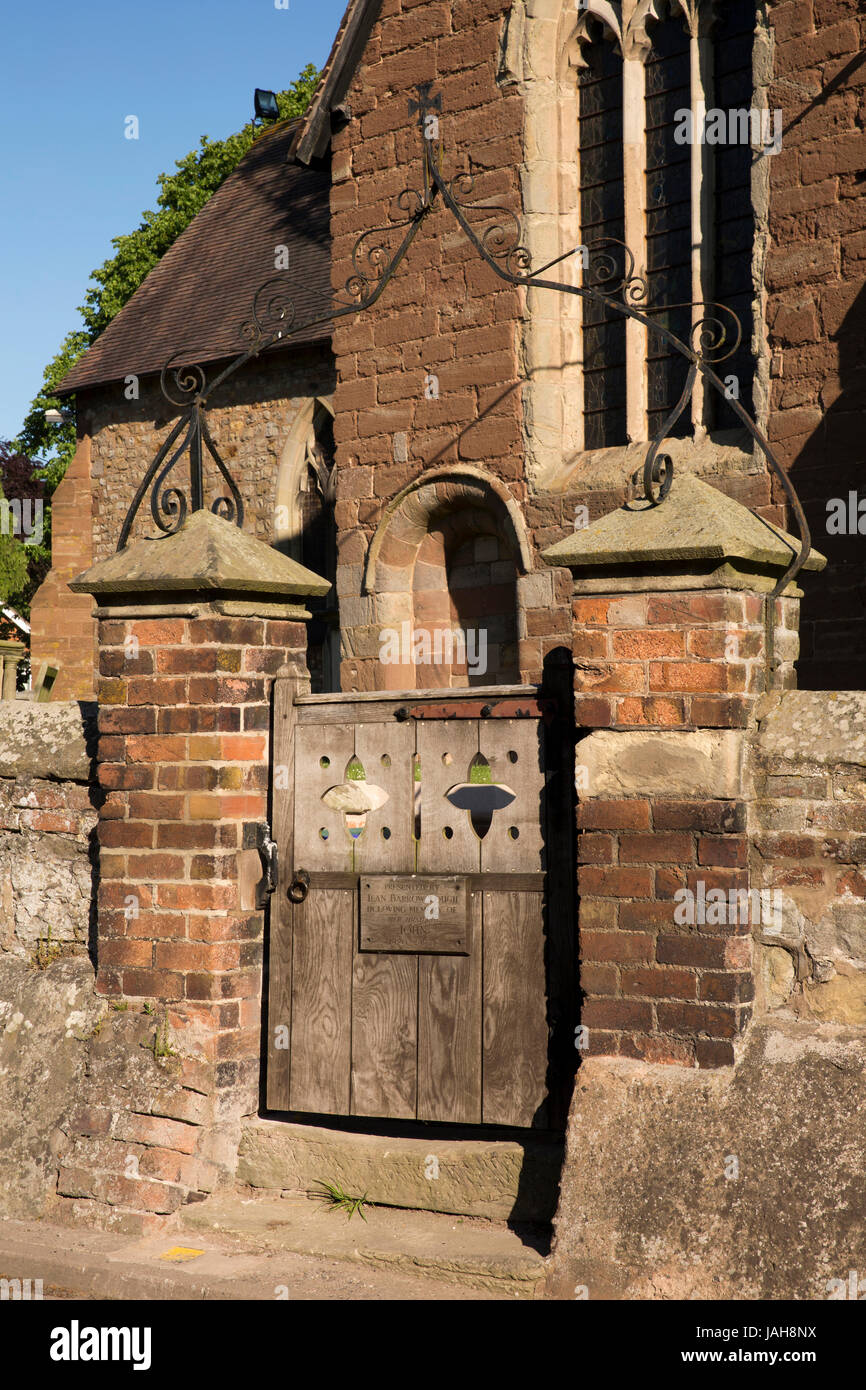 Großbritannien, England, Shropshire, Wrockwardine, alte Holztor, Holy Trinity Church Stockfoto