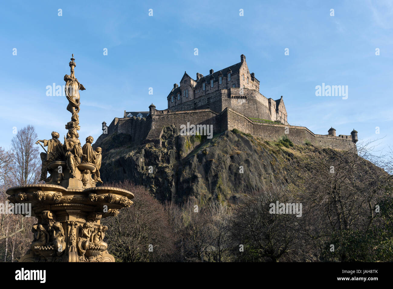 Blick auf Edinburgh Castle mit Brunnen im Vordergrund von West Preise Street Gardens, Edinburgh, Schottland Stockfoto