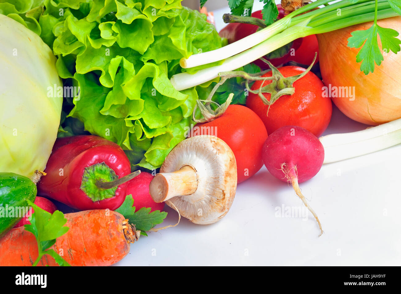 Frisches Gemüse, isoliert auf weiss Stockfoto