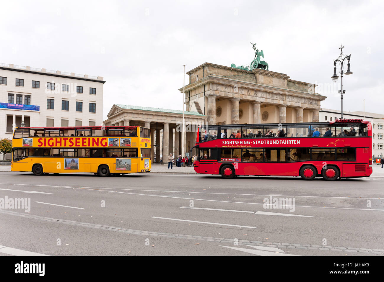 BERLIN, Deutschland - 17 Oktober: Touristenbusse nahe Brandenburger Tor in Berlin, Deutschland am 17. Oktober 2013. Das Tor von Carl Gotthard Langhans 1789-1791 gebaut wurden, ist es einzig verbliebene Stadttor Stockfoto
