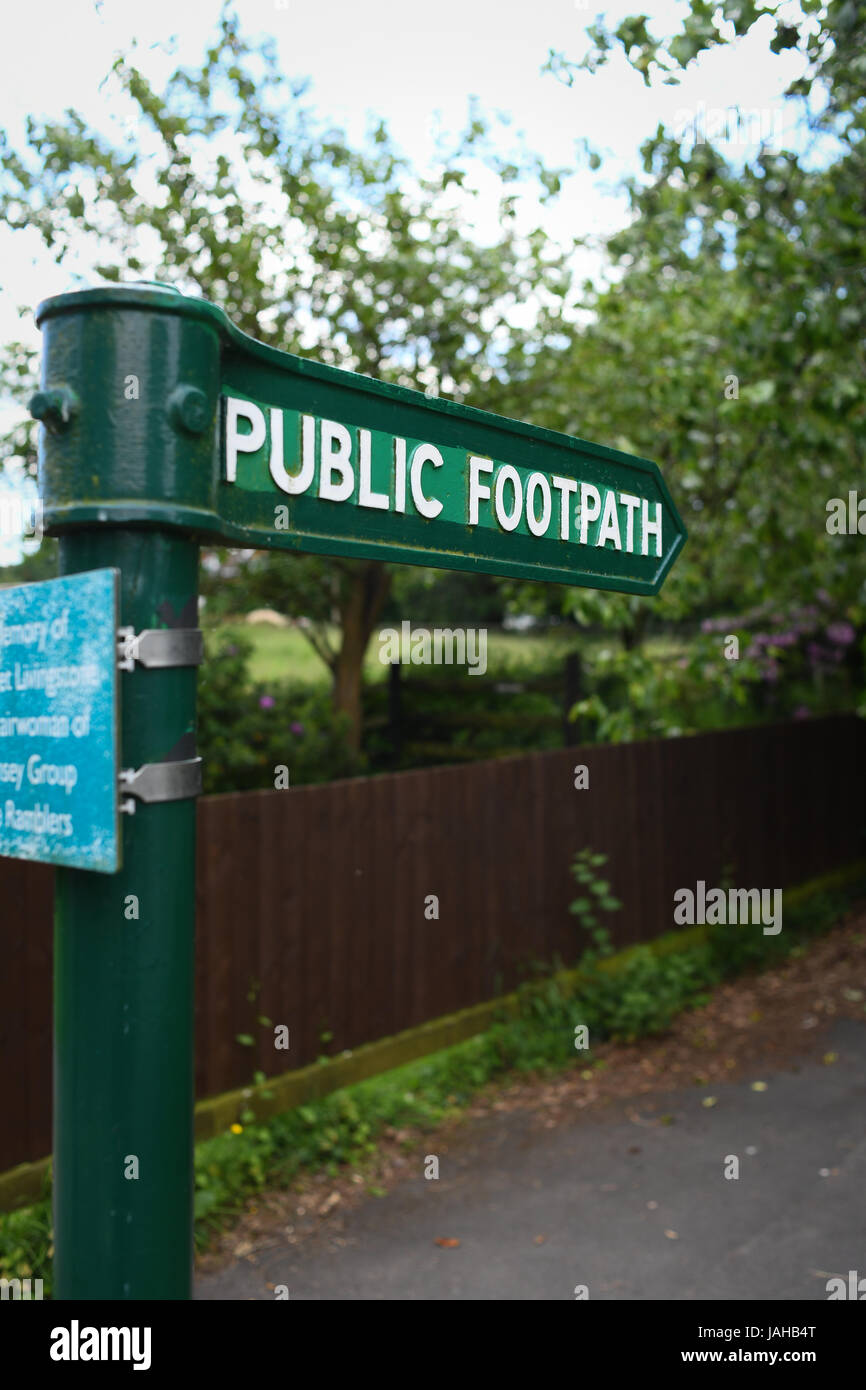 Öffentlichen Fußweg Zeichen im Dorf von West gelbe Hampshire Stockfoto