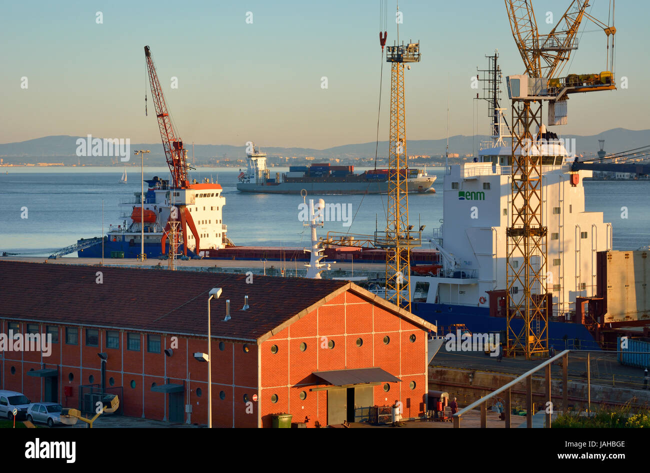 Der Fluss Tagus und Lissabon Docks. Portugal Stockfoto
