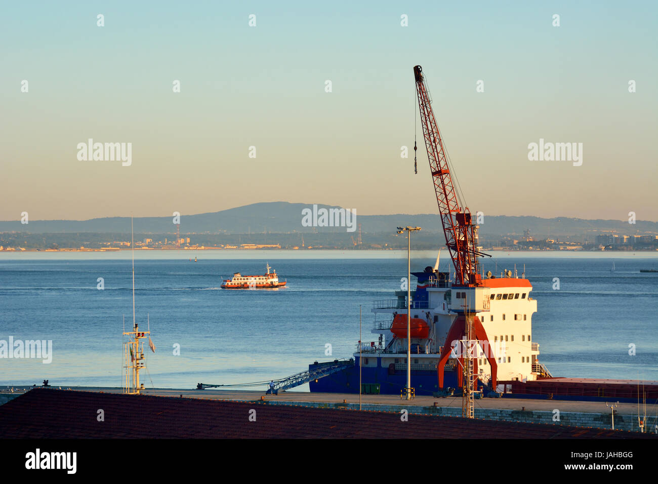 Der Fluss Tagus und Lissabon Docks. Portugal Stockfoto