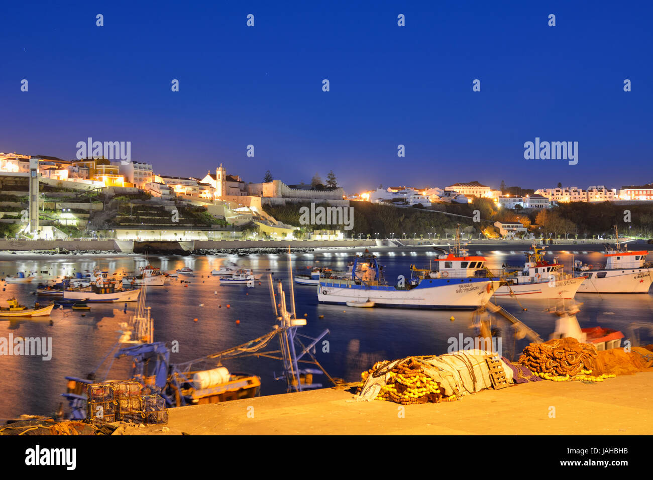 Der Fischerhafen von Sines in der Abenddämmerung. Portugal Stockfoto