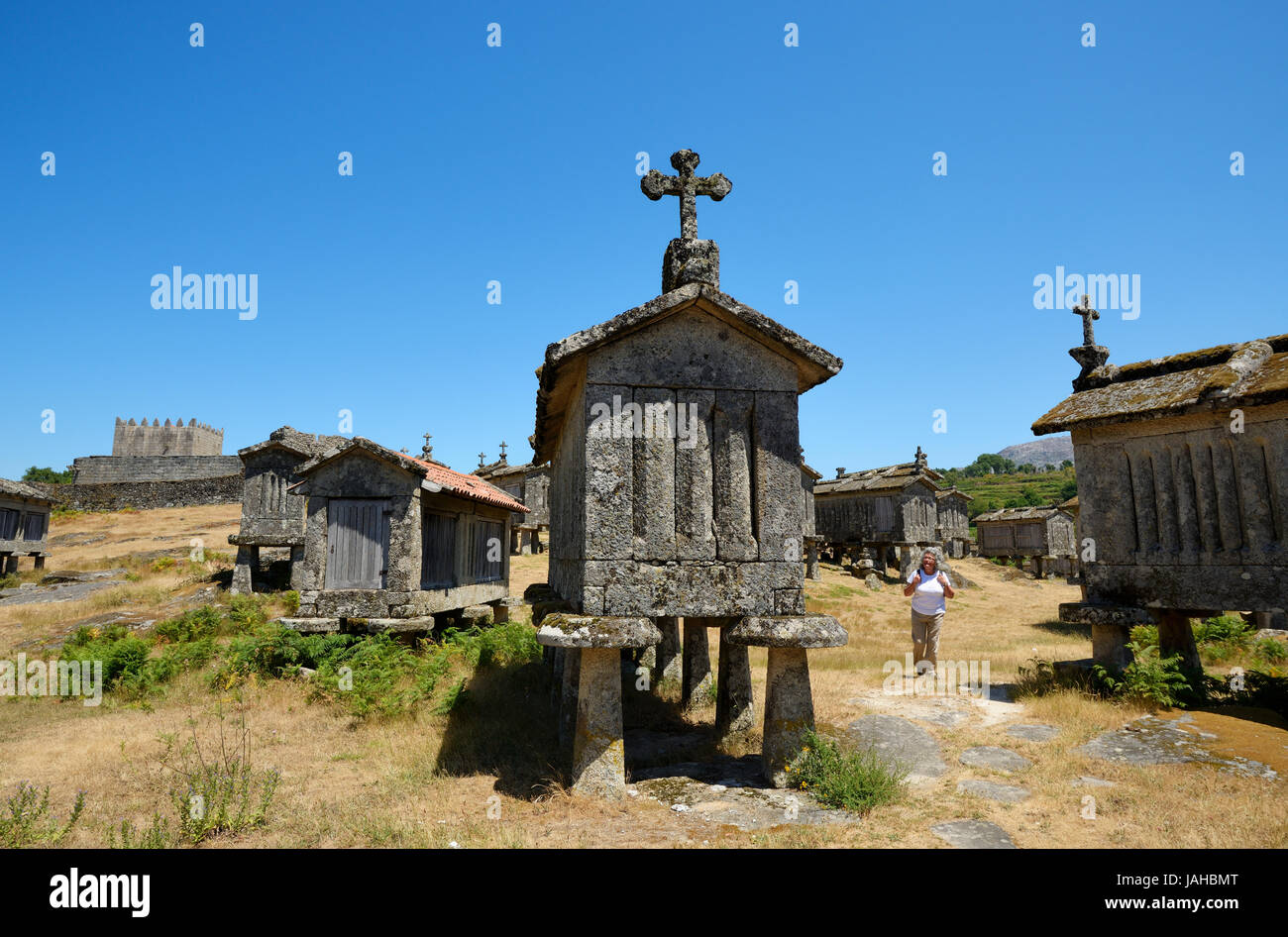 Spalieren, den alten und traditionellen Stein Kornkammern der Lindoso. Peneda Geres Nationalpark, Portugal Stockfoto