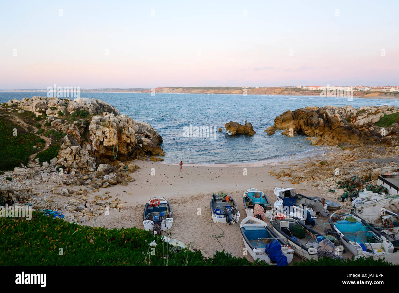 Der kleine Hafen von der felsigen Insel Baleal an der Atlantikküste. Peniche, Portugal Stockfoto