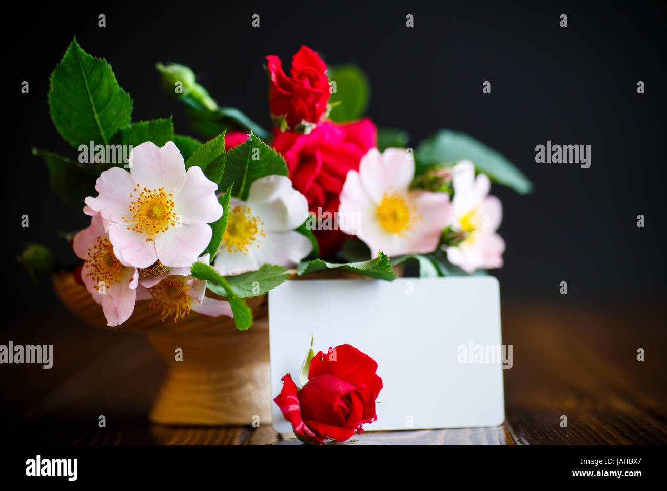 Bouquet von wilden und rote rose Stockfoto