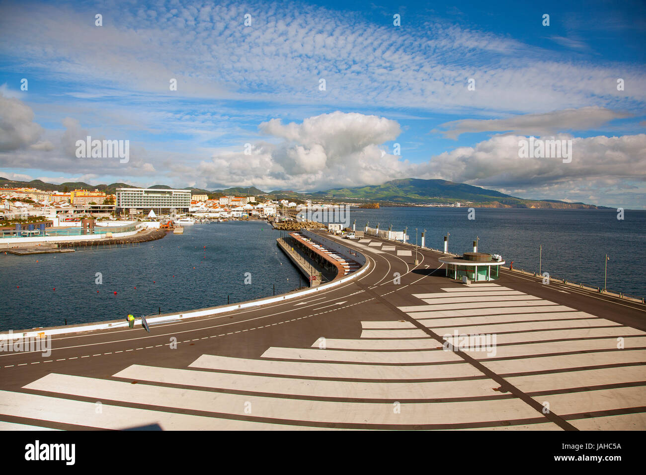 Teilansicht der portugiesischen Stadt Ponta Delgada und die Portas do Mar Komplex. Insel Sao Miguel, Azoren, Portugal. Stockfoto