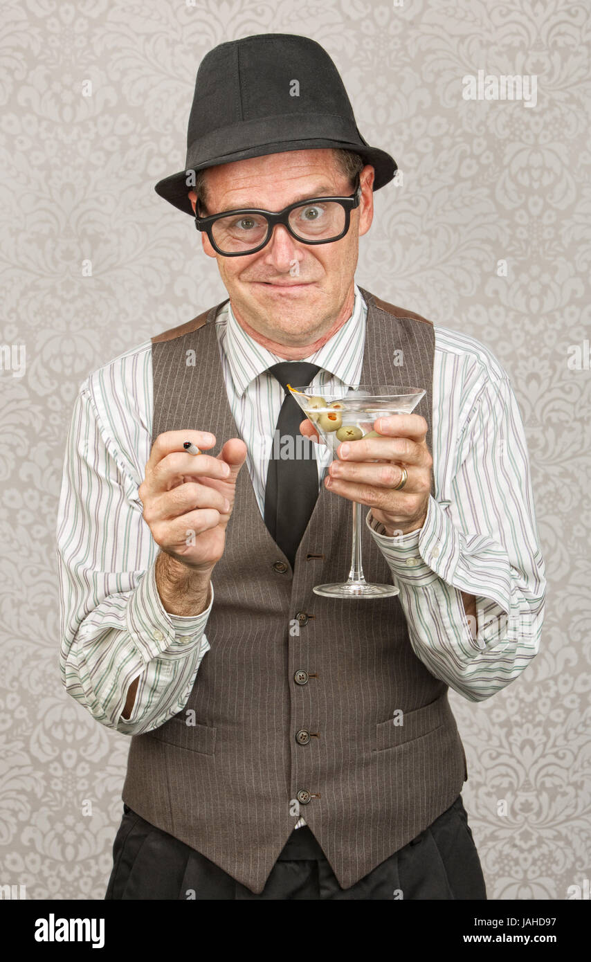Betrunken Geschäftsmann hält Martini und Zigarette Stockfoto
