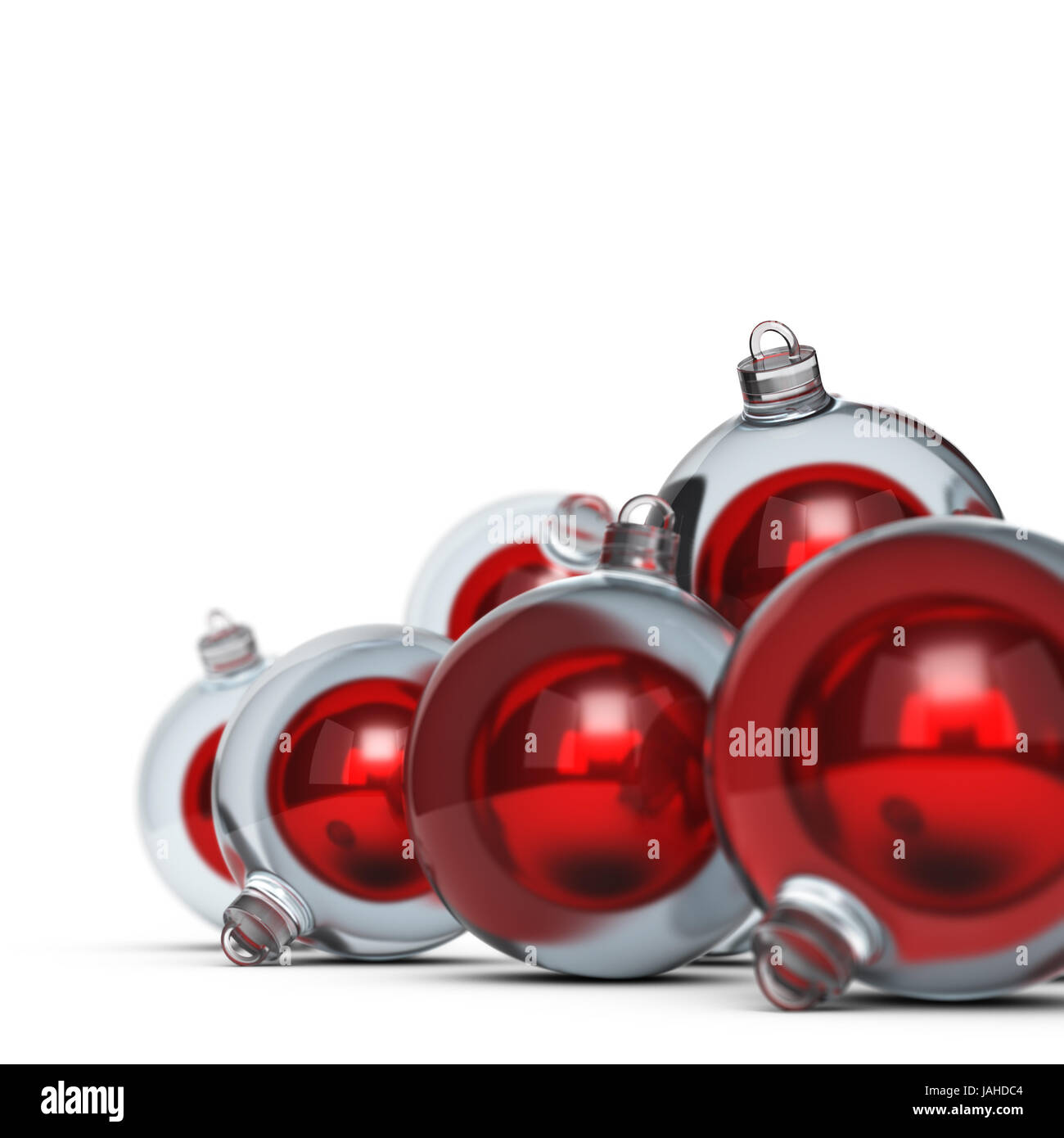 Rote Weihnachtskugeln auf weißem Hintergrund mit Unschärfe-Effekt und dekoratives Element für Winkel Stockfoto