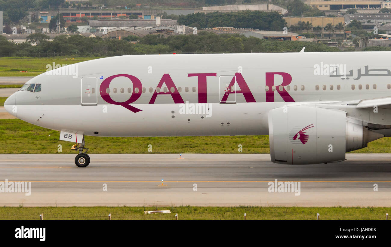 Boeing 777-300ER der Qatar Airways am GRU Flughafen Guarulhos - Sao Paulo-Brasilien - 2017 Stockfoto