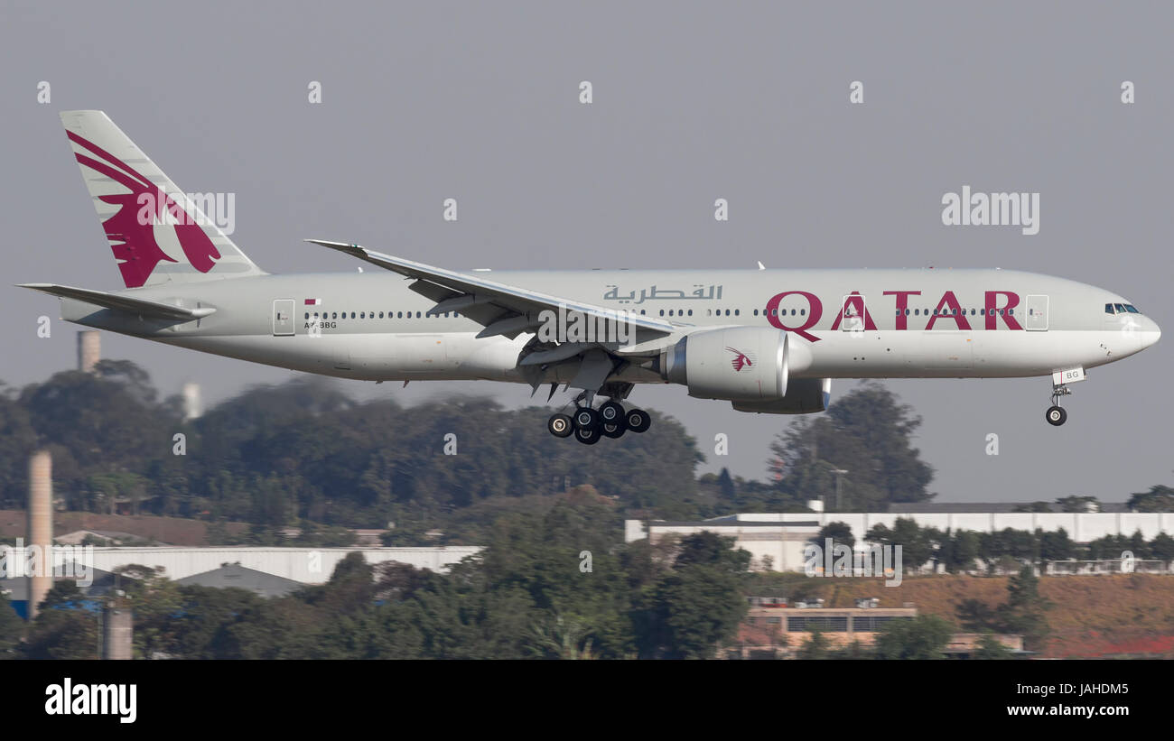 Boeing 777-300ER der Qatar Airways am GRU Flughafen Guarulhos - Sao Paulo-Brasilien - 2017 Stockfoto