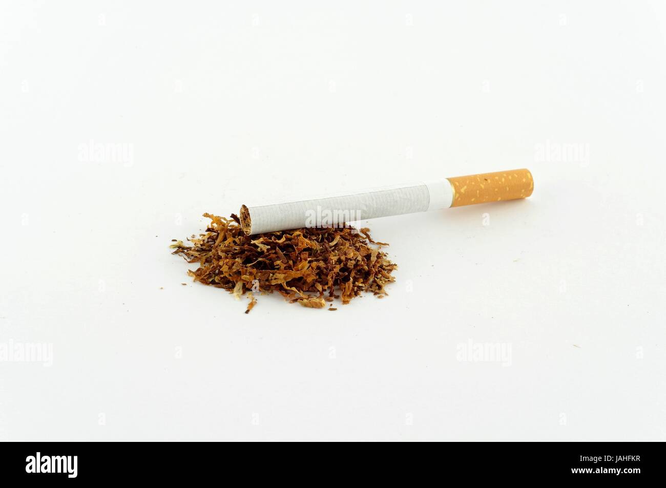 Zigarette Und Tabak Isoliert Auf weiß Stockfoto