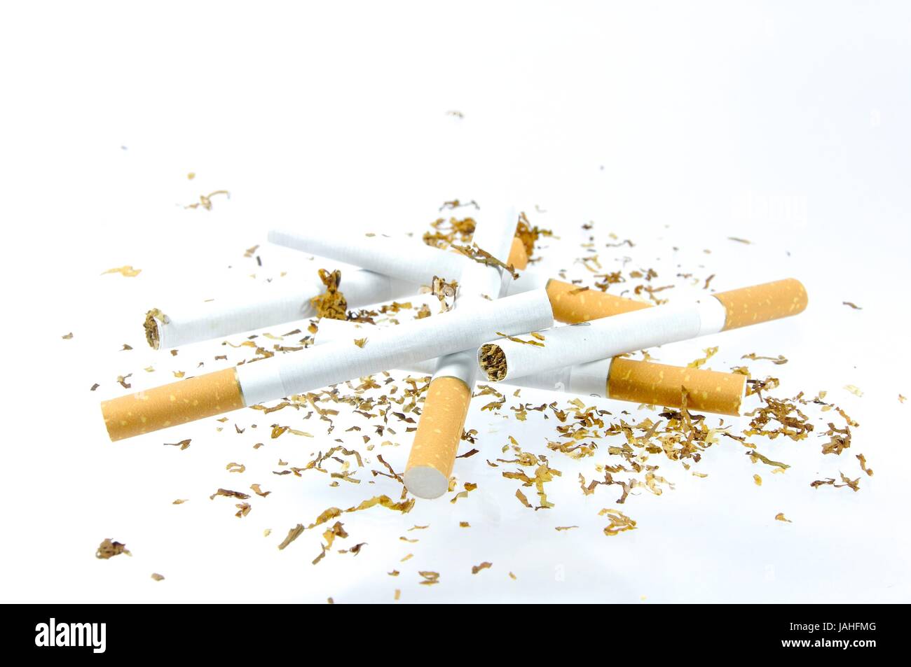 Mehrere Zigaretten Und Tabak Isoliert Auf weiß Stockfoto