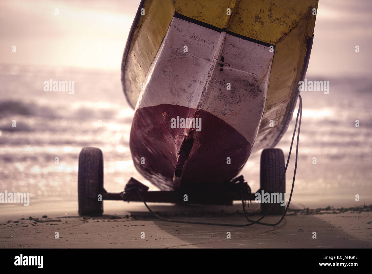 Ilha Do Mel, Paraná, Brasilien - 3. Juni 2017: Angelboot/Fischerboot im Sand gestoppt. Stockfoto