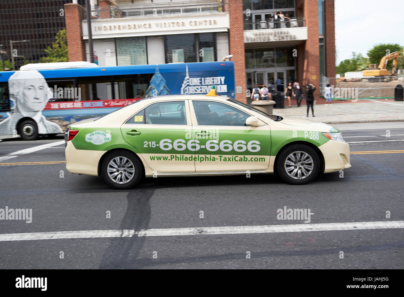 Philadelphia-Creme und grün Taxi Cab USA bewusste Bewegung verwischen Stockfoto