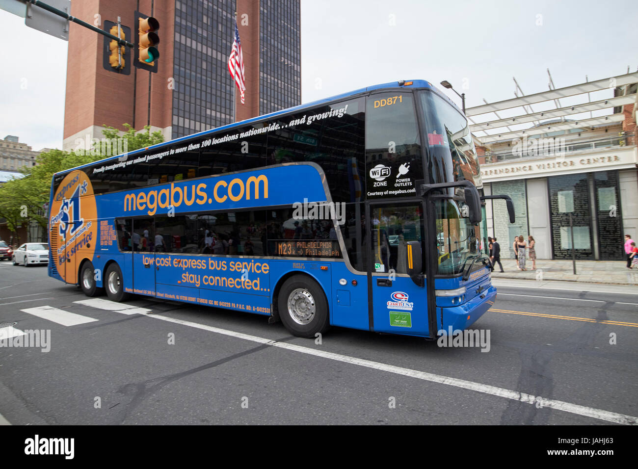 Megabus Busverbindung in die Innenstadt von Philadelphia USA bewusste Bewegung verwischen Stockfoto