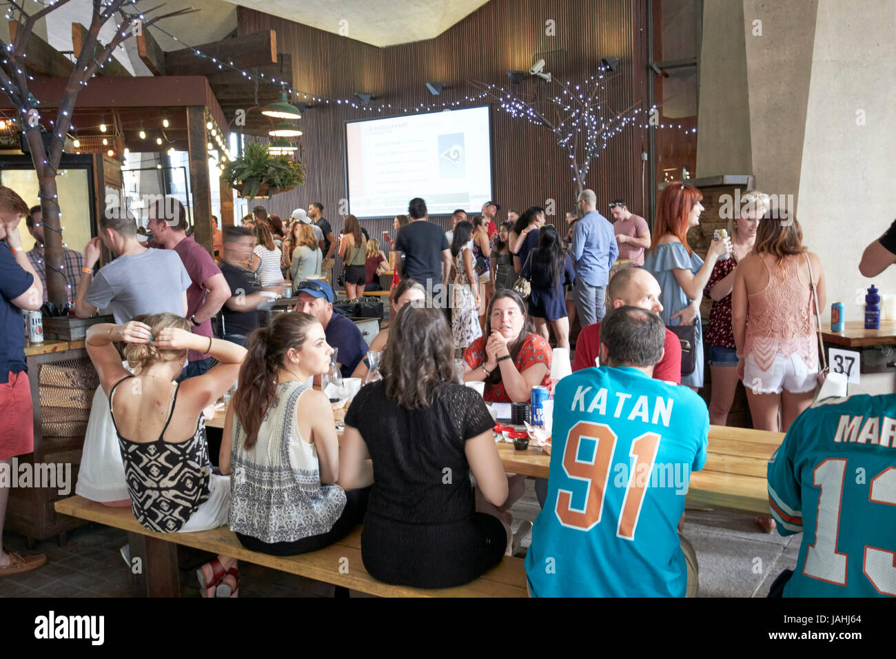 Sportfans in Sportbar für die nfl Entwurf 2017 Philadelphia USA Stockfoto