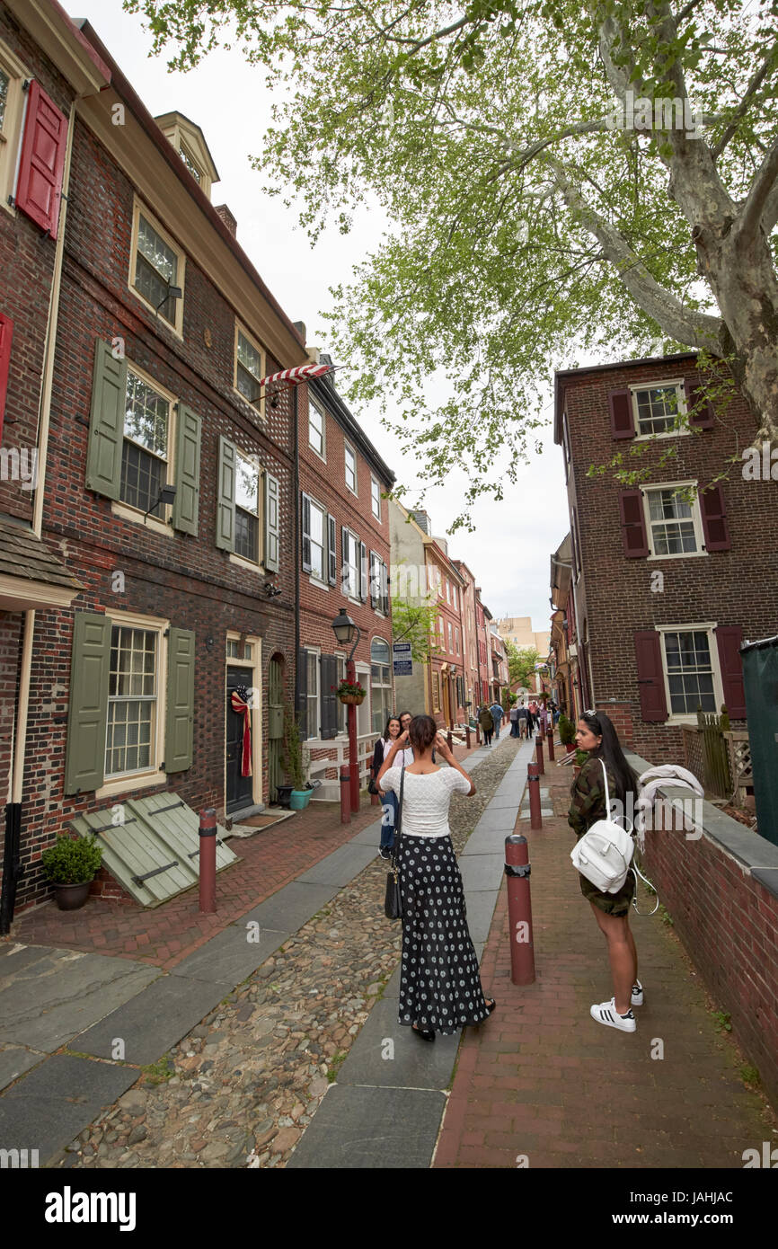 Touristen auf Elfreths Gasse in der alten Stadt von Philadelphia USA Stockfoto