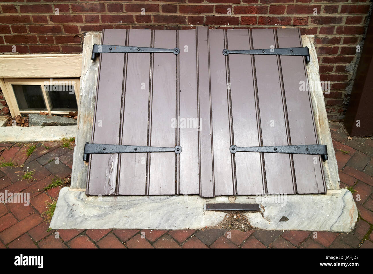 Hölzerne Tür Zugang zu Keller in Elfreths Gasse in der Altstadt von Philadelphia, USA Stockfoto