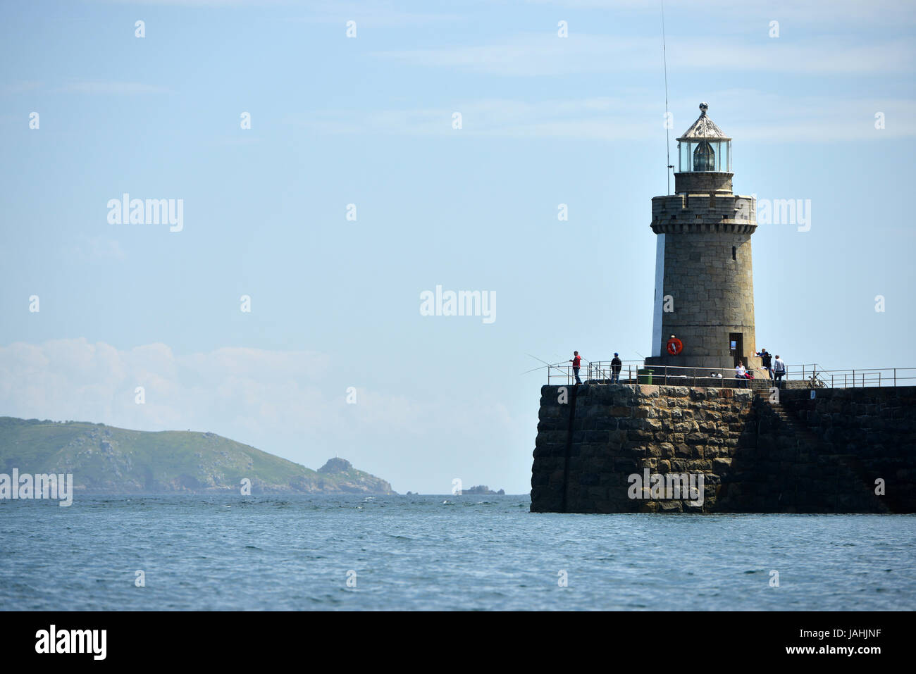 Angeln vom Schloss Mole und Leuchtturm, St. Peter Port, Guernsey. Stockfoto