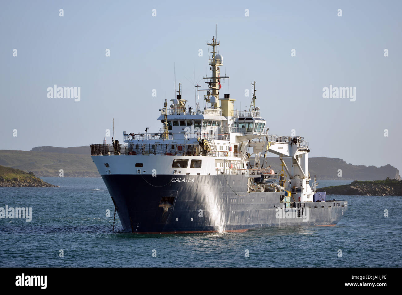 Die Galatea, eine Boje Verlegung Schiff und Leuchtturm zart auf den Scilly-Inseln. Stockfoto