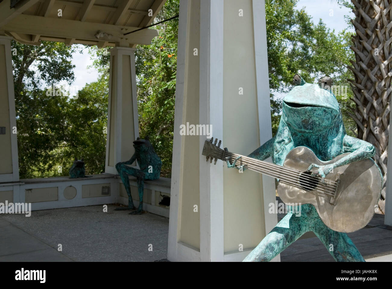 Frosch mit Gitarre Statue an Torheit River Park in Folly Beach, Charleston, South Carolina, USA. Stockfoto