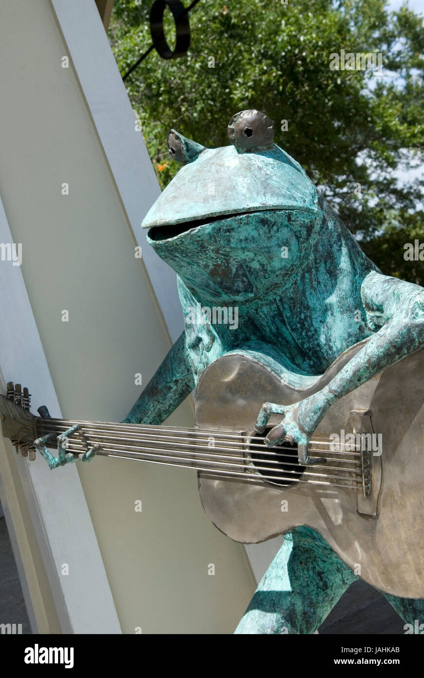 Frosch mit Gitarre Statue an Torheit River Park in Folly Beach, Charleston, South Carolina, USA. Stockfoto