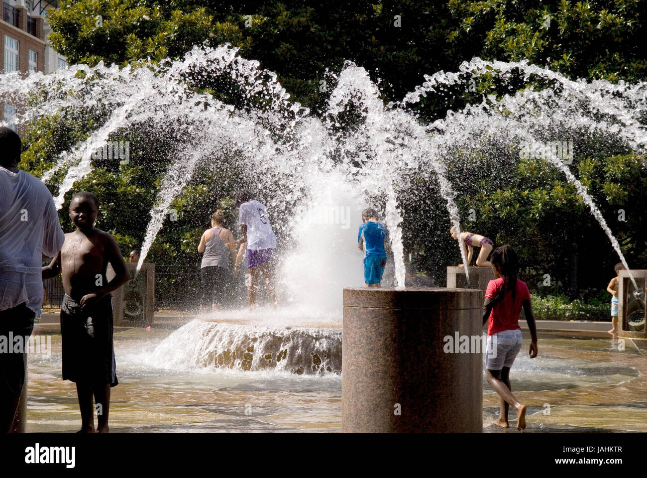 Kinder spielen an einem sonnigen Tag in Charleston, South Carolina, im Splash Fountain im Waterfront Park. USA. Stockfoto