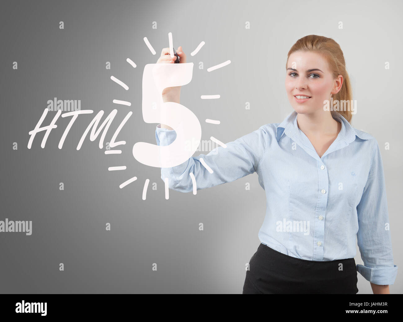 Handschriftliche html 5 von Geschäftsfrau auf Glas Stockfoto