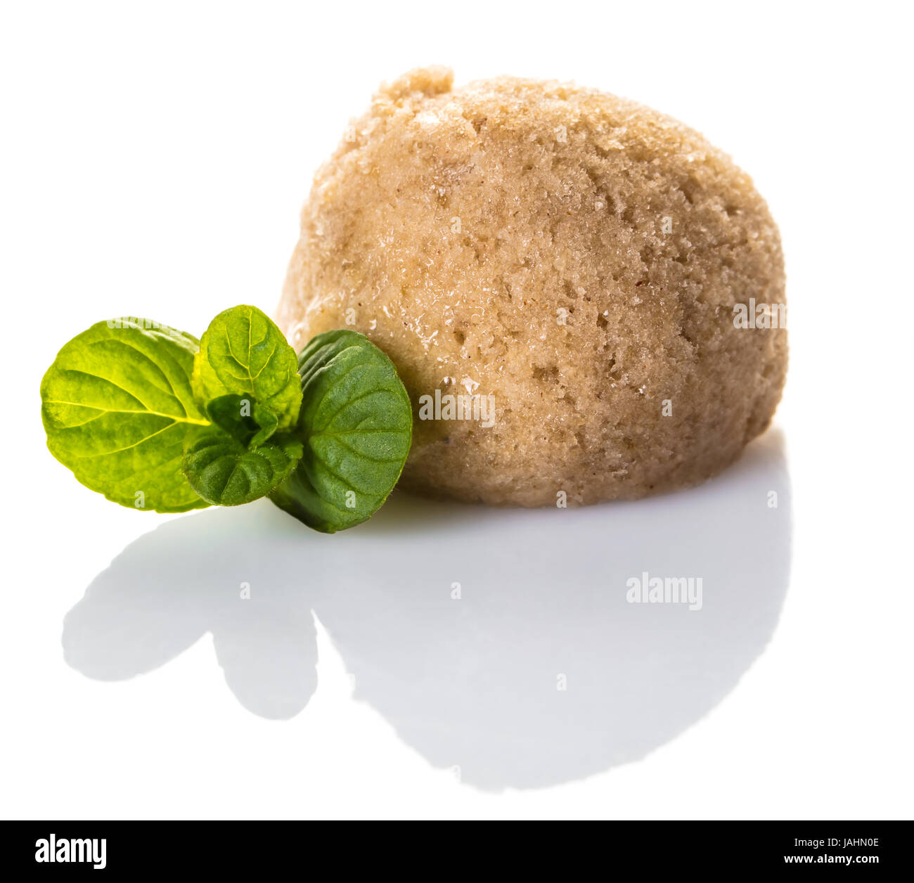 Banane-Sorbet mit Zimt auf weißen Hintergrund isoliert Stockfoto