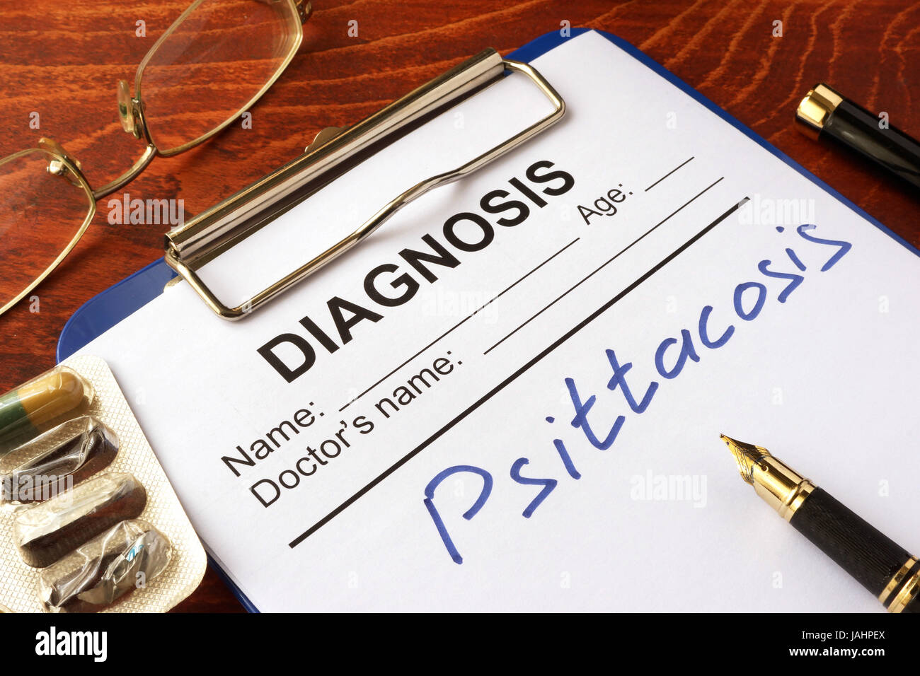 Medizinischer Fragebogen mit Diagnose Psittakose auf einem Tisch. Stockfoto