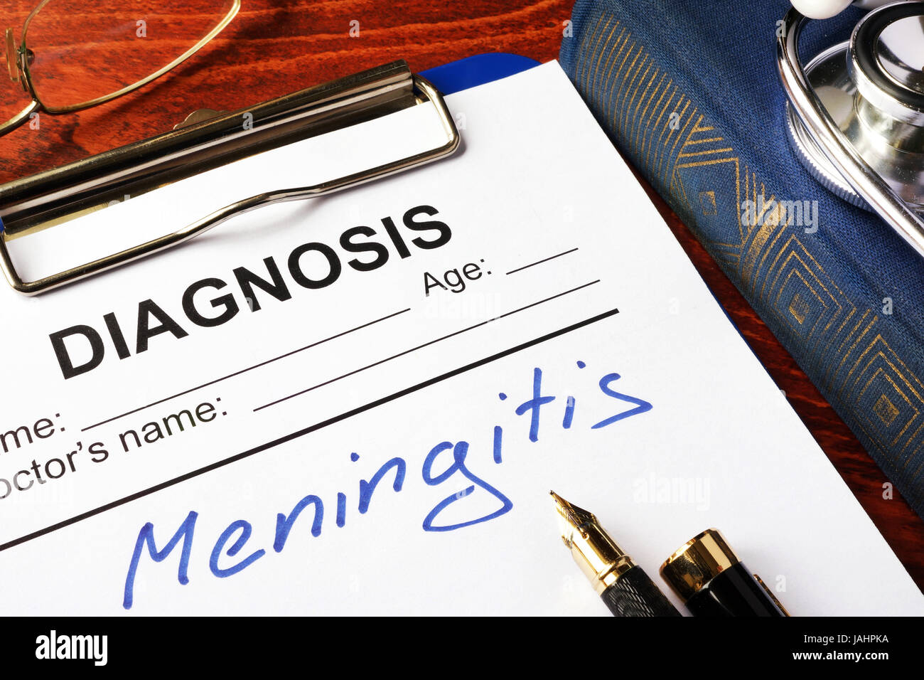 Diagnose Meningitis auf eine Tabelle in ein Dokument geschrieben. Stockfoto