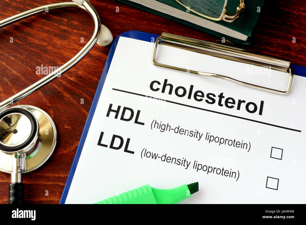 Medizinischer Fragebogen mit Worte Cholesterin HDL LDL. Stockfoto
